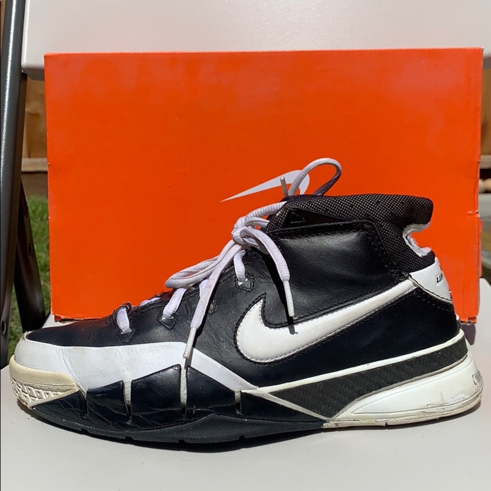 Nike Air Zoom Kobe 1. Used. Sz 6.5Y. Black/White.